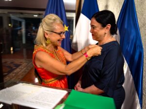 Elizabeth Trabanino recibe alta distinción de la República Francesa